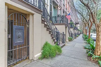 Image de Stay Beneath Majestic Oak Trees on Beautiful Chatham Square by Lucky Savannah