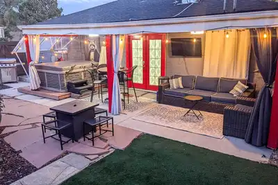 Image de 2 Mi to Dtwn: Home w\/ Hot Tub in Denver!