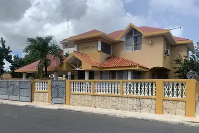 Image de Beautiful Large House 3 Br 4 bath min from beach, Secure private yard + parking