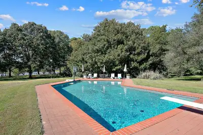 Image de Minutes from Downtown Easton and St. Michaels | Kayaks | Pool | Private Dock