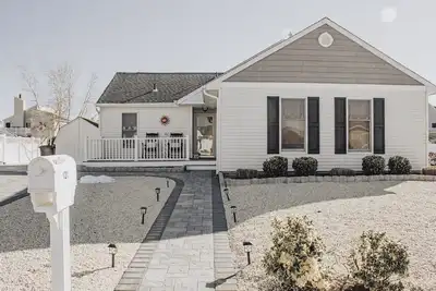 Image de Beautiful waterfront summer getaway-7 minutes to beach!