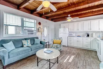 Image de Sea Glass Cottage #4 | Renovated | Steps to Beach | Outdoor Courtyard