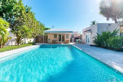 The Pink Orchid Beach House + Stunning Pool!