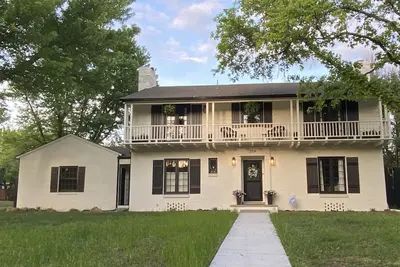 Image de Remodeled Colonial Retreat Close to Shops and Dining