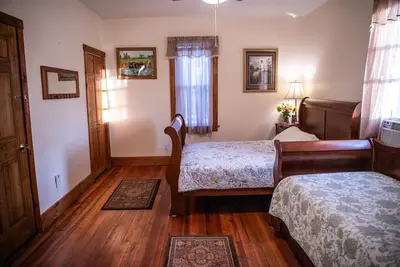 Image de Garnet room at The Farmhouse Bed & Breakfast at Maple Bottom Farm -pet friendly