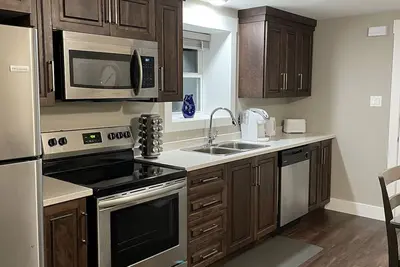 Image de Hill Side Suites - Beautiful bright Apt 10 mins from airport!