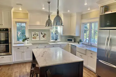 Image de Light, Open, Quiet Home in Forested Neighborhood 7 Min from Downtown