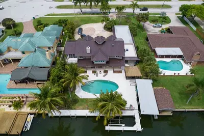 Image de Coco Sands Riverfront Pool Home w/5 Bedrms - 3 min to the beach