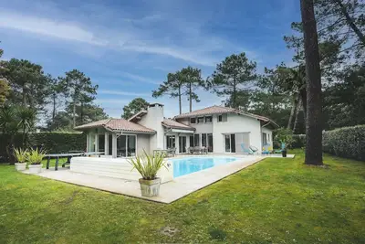 Image de Hossegor \"Emachethaco\" Superbe villa de standing avec piscine chauffée pour 10 personnes.