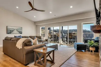 Image de Unique Lakeview Home with Indoor Pool in Basement!