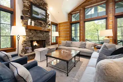 Image de Luxury Ski in Out, Walk to Ritz Carlton, Air conditioned, Private Hot Tub, Pool!