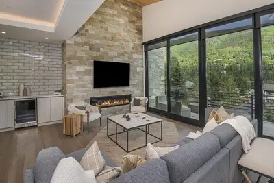 Image de Chamonix Chalet – Modern 4br Vail Home w/ Ac, Hot Tub, Views & Walk to Shuttle