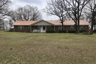 Image de 20 Minutes to Southern Hills. Outdoor living space\/pickleball court.