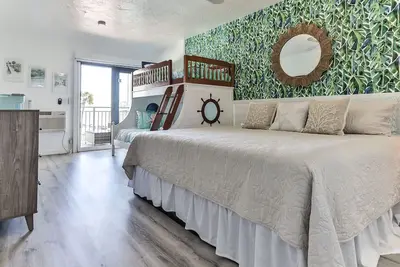 Image de Cutest studio On the beach! Ocean views, king bed and bunks! Better than a hotel!