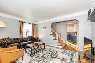 Image de Mid Century Modern Royal Oak House with Game Room