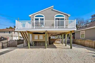 Image de Ship Bottom single family home with four bedrooms and 2. 5 baths that sleeps 12. Decks with views. .
