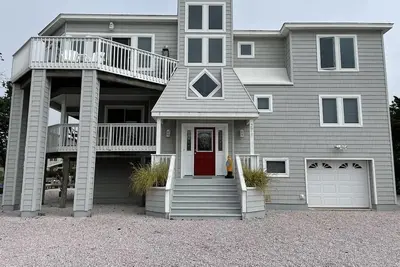 Image de Lagoon front. Lovedladies. Brand New Dock. Decks. Beach Badges. Bikes. Ping Pong table. Foosball. .