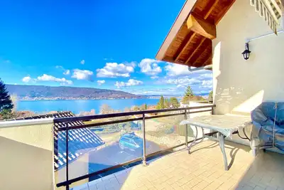 Image de F3 lumineux avec terrasse, parking et WiFi à Veyrier-du-Lac