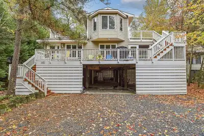 Image de Free Golf at Bear Trap Dunes and More! ! ! Large 6 Bedroom Home with 4 full and 1 half baths is the perfect retreat.