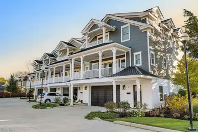 Image de Newly constructed  4 Bedroom, 4 and half bath townhome with elevator!