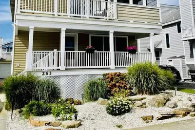 Image de Just 1. 5 blocks to beach and one to bay. In walking distance to the public fishing dock, restaurants/bars, Buds Market.
