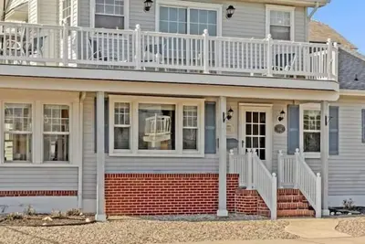 Image de Comfortable and ideally situated home!