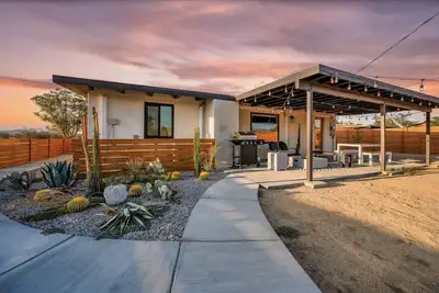 Image de Charming Bungalow! Endless Views, Hot Tub, Fire Pit!