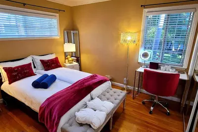 Image de Charming House House w backyard oasis-10 min from the Beach!