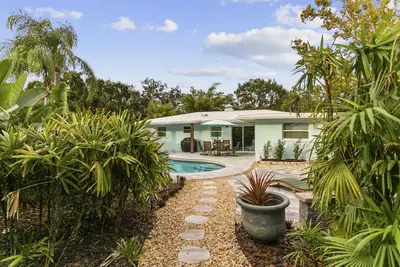 Image de Tropical 3bd bungalow with pool! Walk to Bayshore!