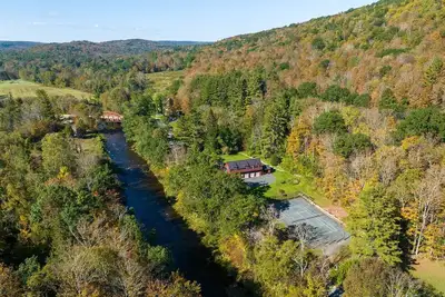 Image de Private river-front home with tennis court and hot tub in the Berkshire hills!
