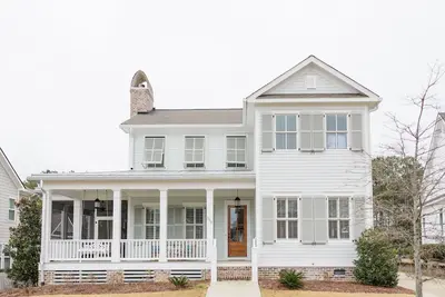 Image de Beautiful new home in conservation neighborhood with trails