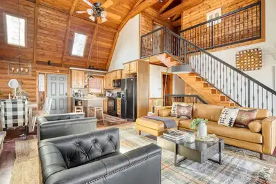 Image de Pine Needle by AvantStay | Log Cabin w/Gorgeous View, Hot Tub, Patio& Pool Table