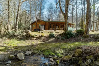 Image de Sugar Cove by AvantStay | Cabin by The River w/ Hot Tub, Pool Table, Guest House