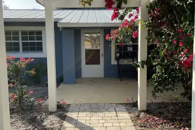 Image de Fun laid back vibe! Walk to the beach and play pool. Great for pets!