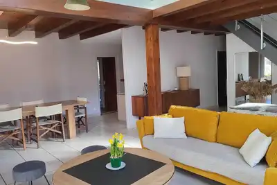 Image de Confortable maison dans jardin avec véranda et jacuzzi