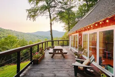 Image de The Mountain Wonder | Hot tub, Sauna, Creek, Views