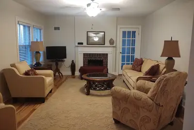 Image de Walkable Park Circle Home! Central location to everything Charleston.