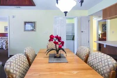 Image de Price Reduced! Condo right across the road from the beach!