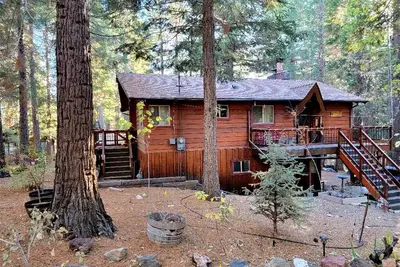 Image de 🏔 Peaceful Treehouse Cabin in Running Springs, Ca ⛄️