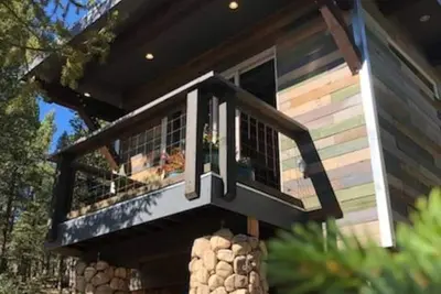 Image de Rock Rest Eco-Cabin on 2 acre forested lot. Mins from Wolf & Wildlife Sanctuary.