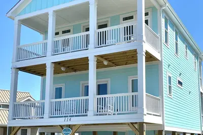 Image de Brand New Beach House with huge private pool! 2-minute walk to the Beach ⭐️⭐️⭐️⭐️⭐️