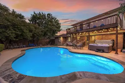 Image de Pool, Hot Tub and Huge Game Room