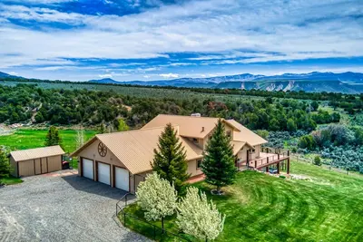 Image de Quiet country getaway with Stunning Views, 4 bedrooms, 3 1\/2 bath, large garage.