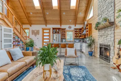Image de Boutique Cabin. Beautiful. Luxurious. Hot Tub. Path to Beach.