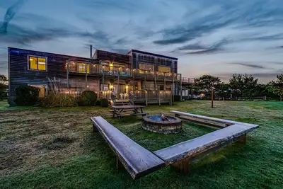 Image de 4-Acre Beach Farmhouse, hot tub, firepit, game room, 3 min walk to beach, slp 14
