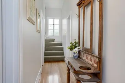 Image de The Cottage Ada - Charming 4 Bedrooms & Parking
