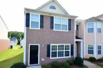 Image de Nice 3 bedroom townhome minutes away from airport
