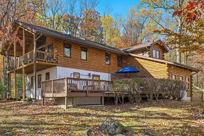 Image de Ultimate Cabin Getaway w\/ Hot Tub, Fire Pit and Lake to Recharge and Unwind!