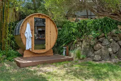 Image de 5bd Luxury Family home-Ir Sauna, Playground, Playroom : btw bay & ocean beaches.