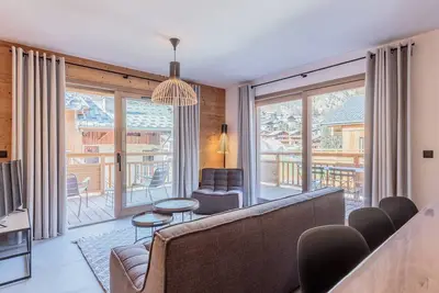 Image de Luxueux appart 4* 6-8 pers à Champagny avec balcon, parking, WiFi et services inclus